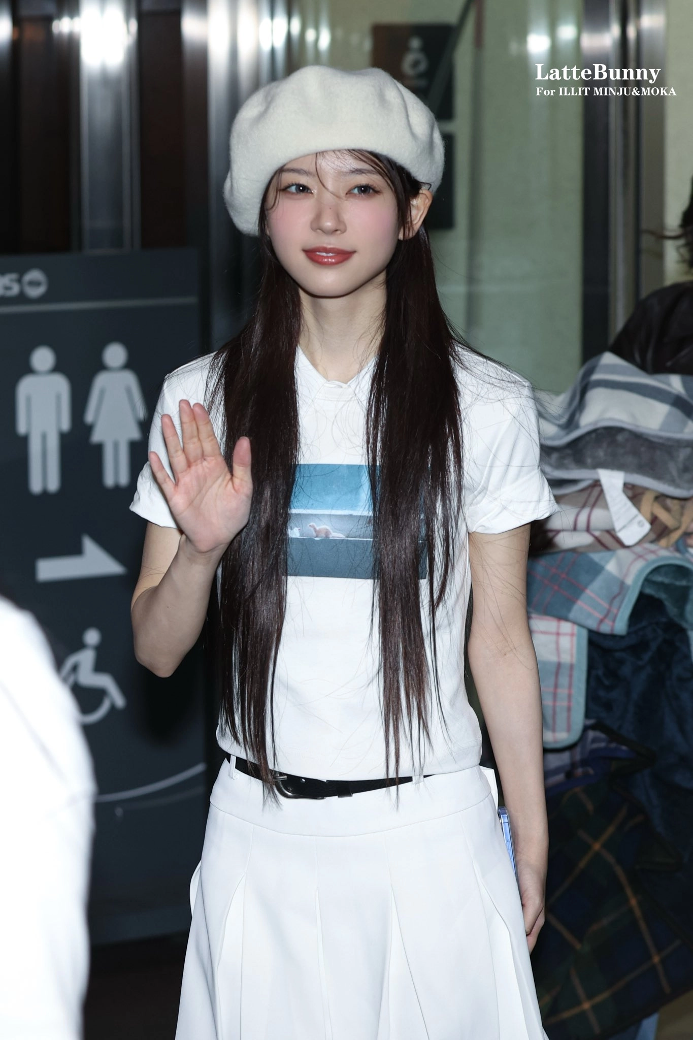 穿着白色帽子和白色衬衫的女人。