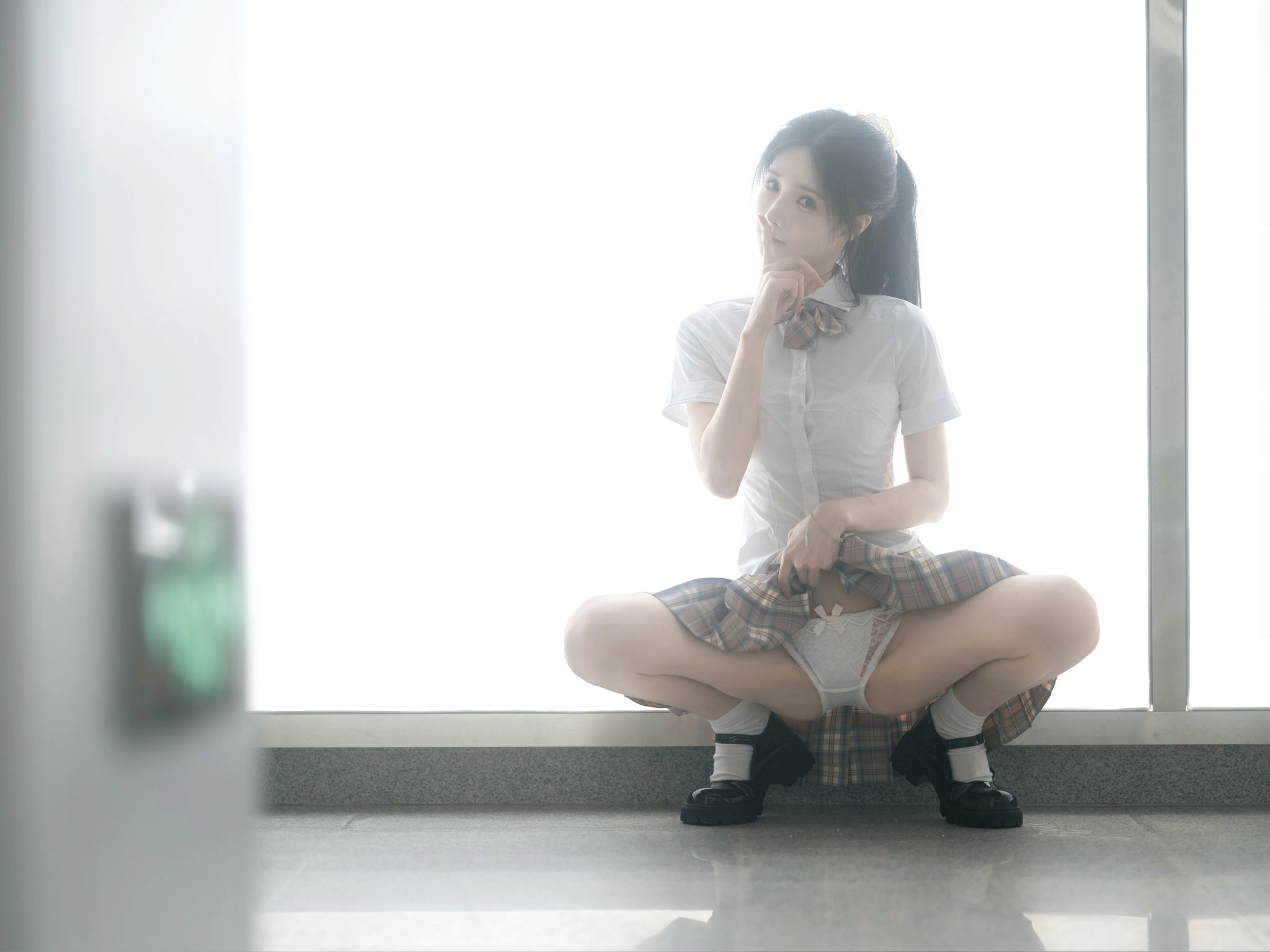 穿着白色衬衫和黑色鞋子的女人。