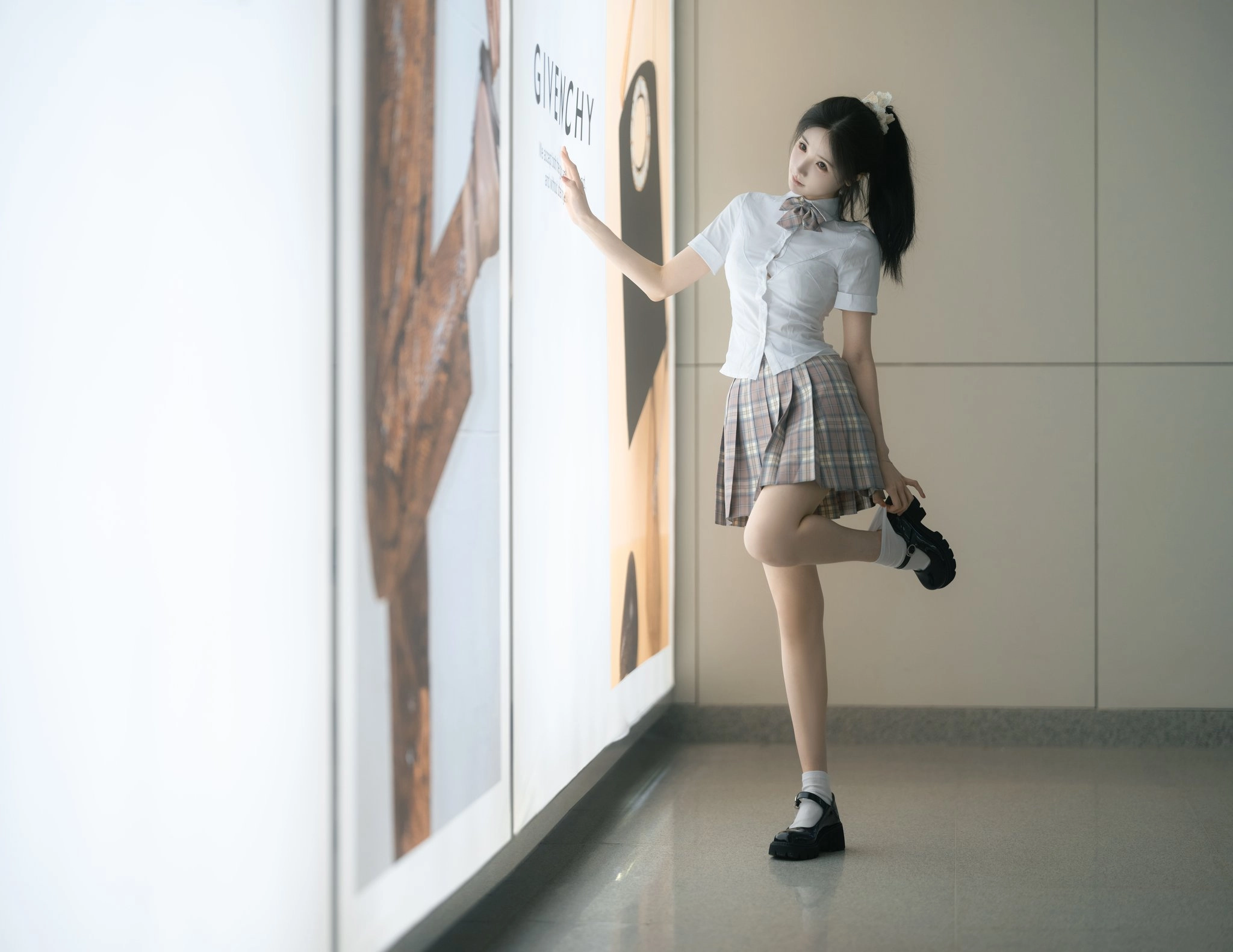 穿着白色衬衫和黑色鞋子的女人。