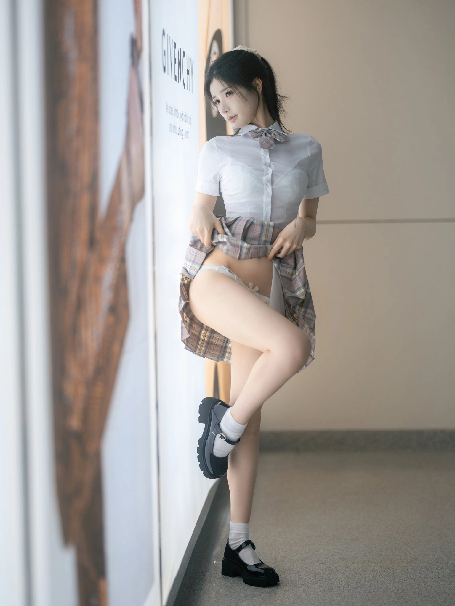 穿着白色衬衫和黑色鞋子的女人。