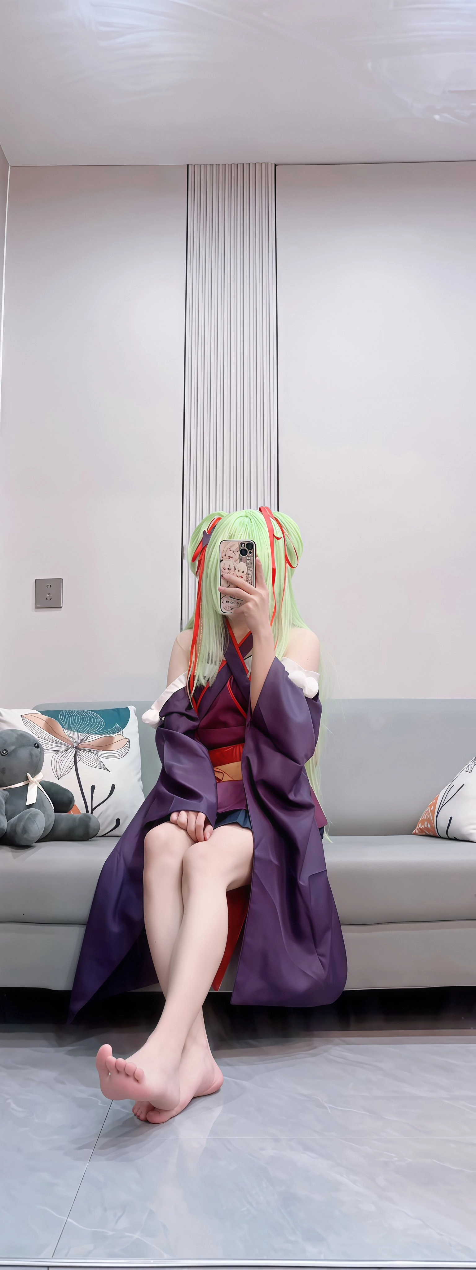 穿着绿色衣服的女人为一张照片而立场。