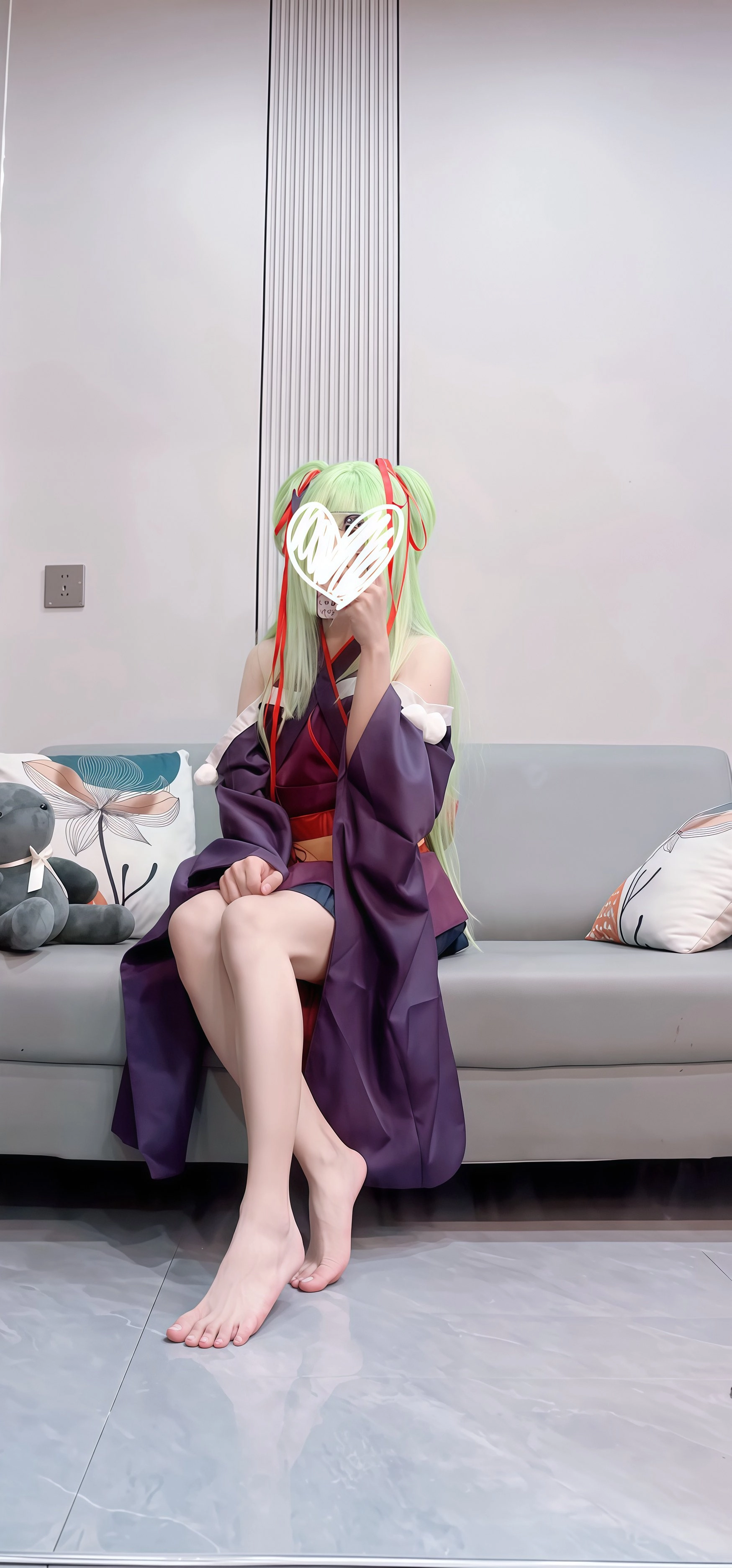 穿着绿色衣服的女人为一张照片而立场。