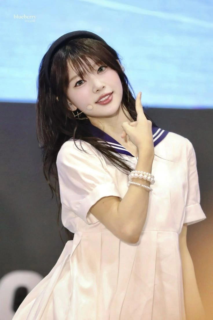 女孩指着什么。