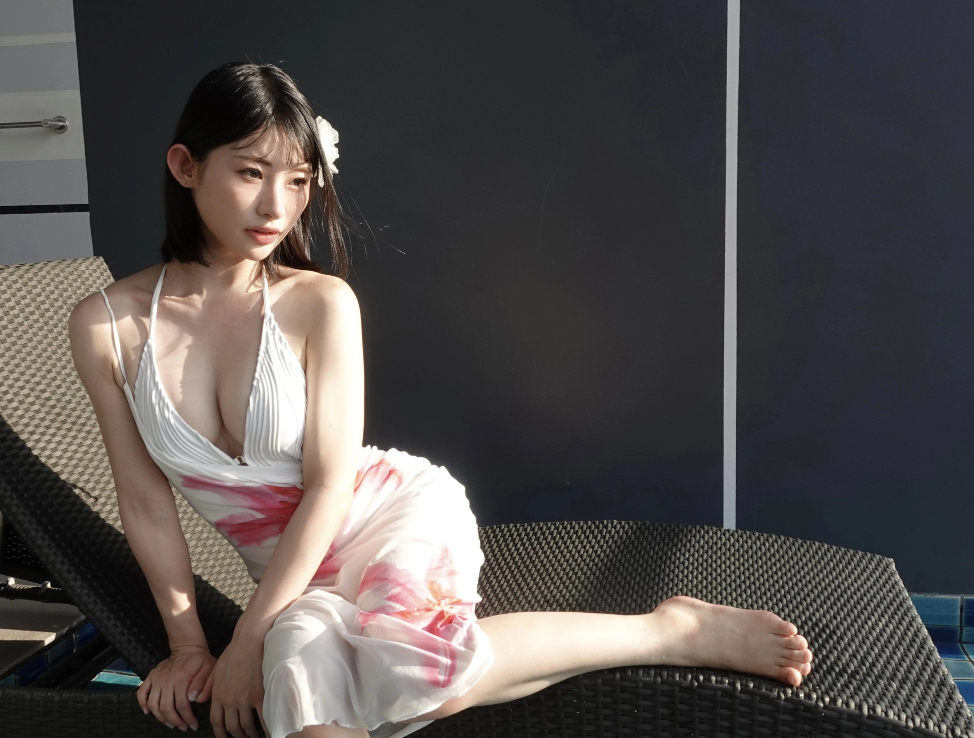 穿着白色衣服的女人坐在椅子上。