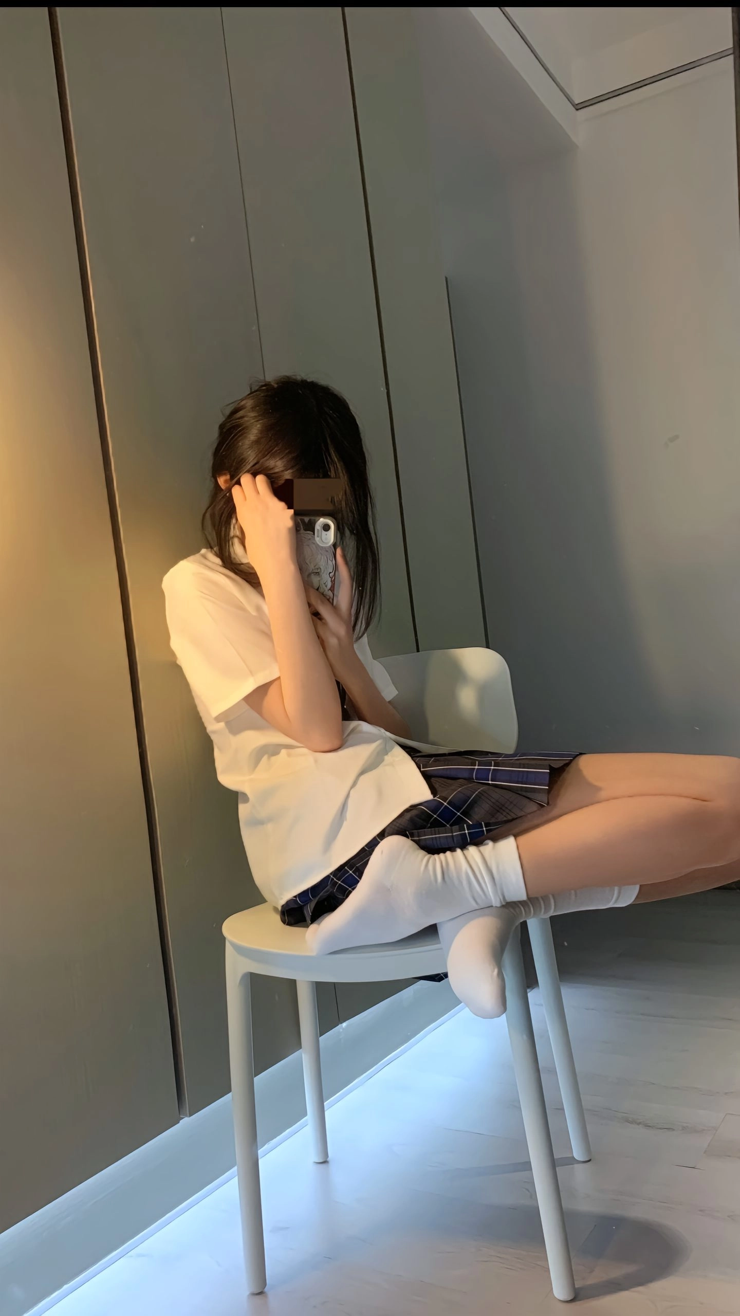 女孩在镜子里拍自拍。
