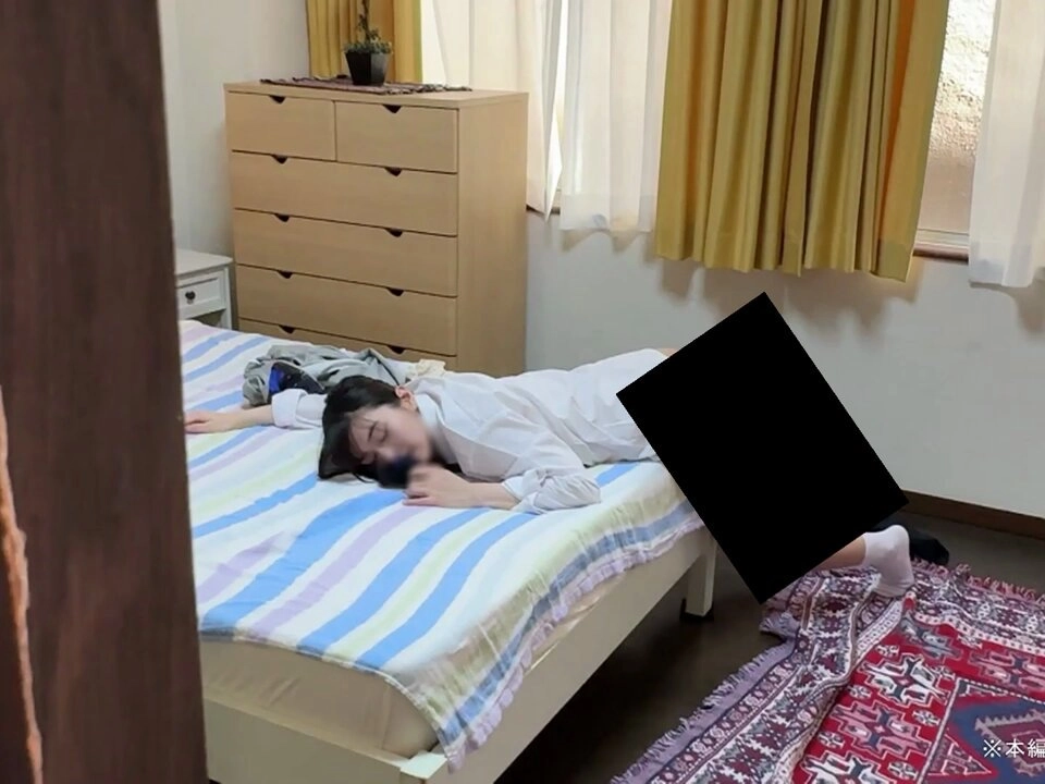 女人躺在床上,上面有一件黑色的物体。
