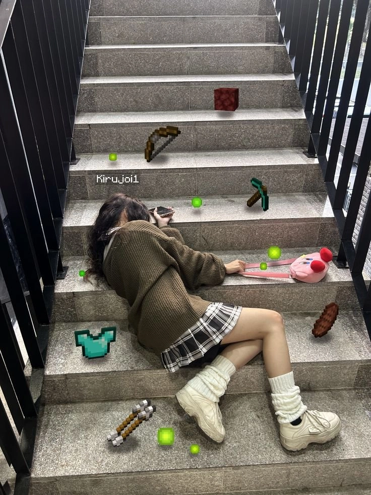 女孩在楼梯上玩Minecraft。