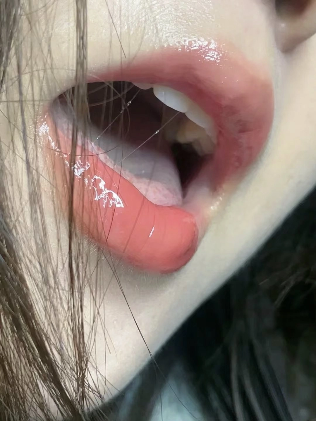 红嘴唇的女人