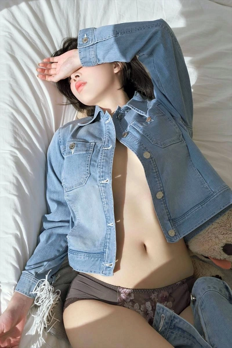 穿蓝色衬衫的女人正在拍照。