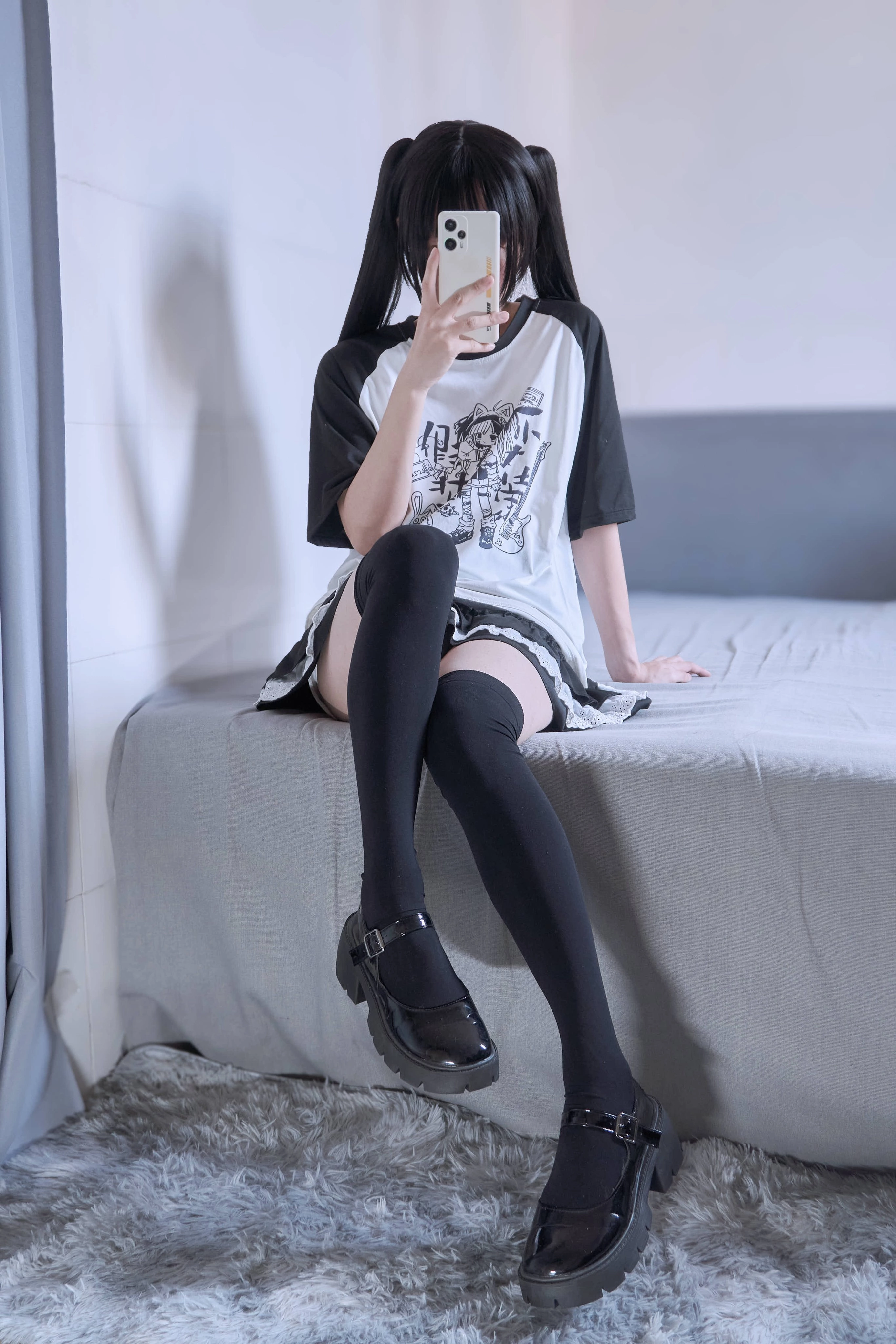 女人用手机拍自拍。