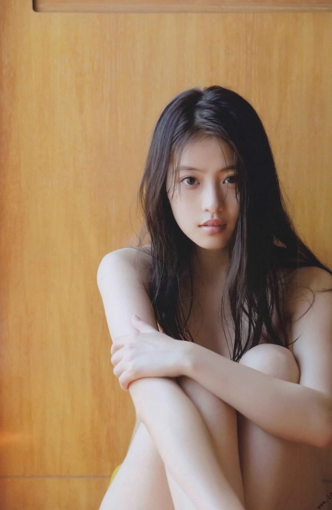 长头发的女人和一只马尾巴坐在木制的桌子上。