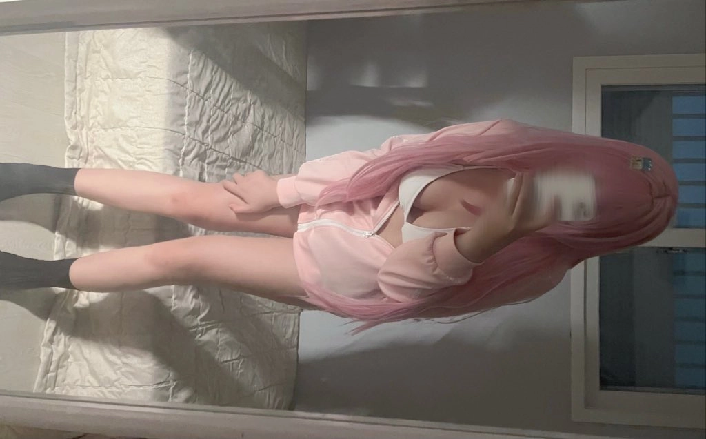 女人在镜子前拍自拍。