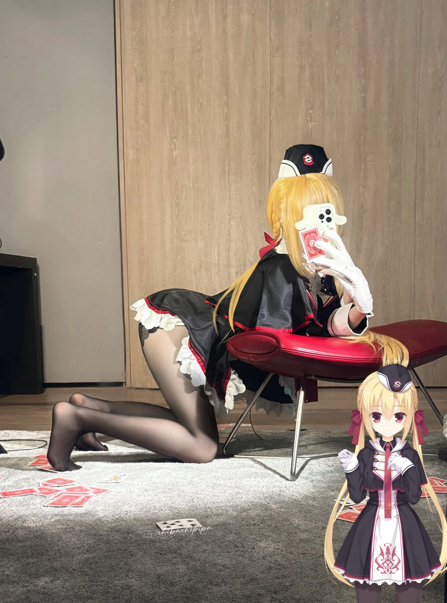 穿着女仆的服装的女人拍了一张自拍。