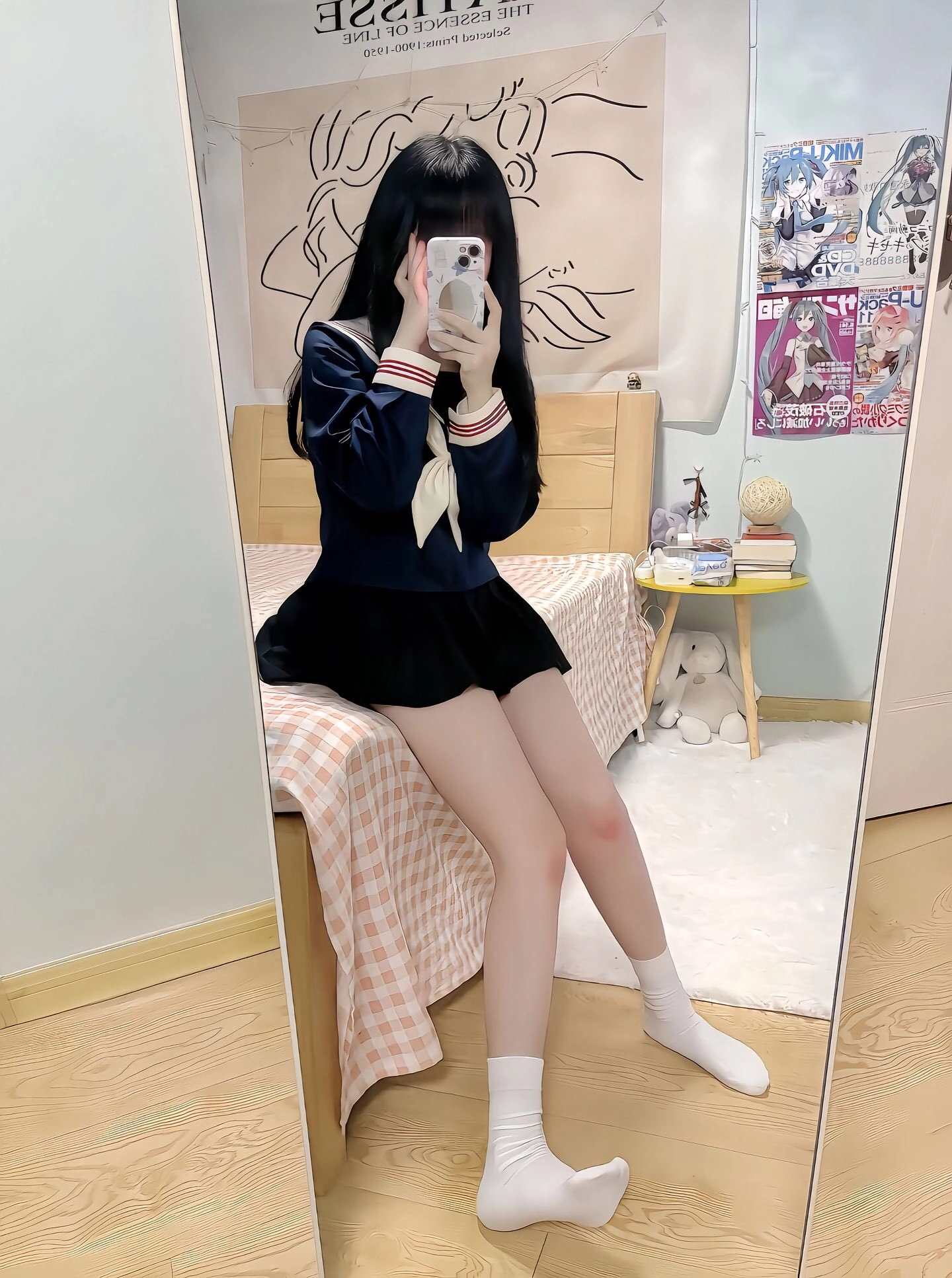 穿着蓝色夹克和黑色裙子的女孩拍了一张自拍。
