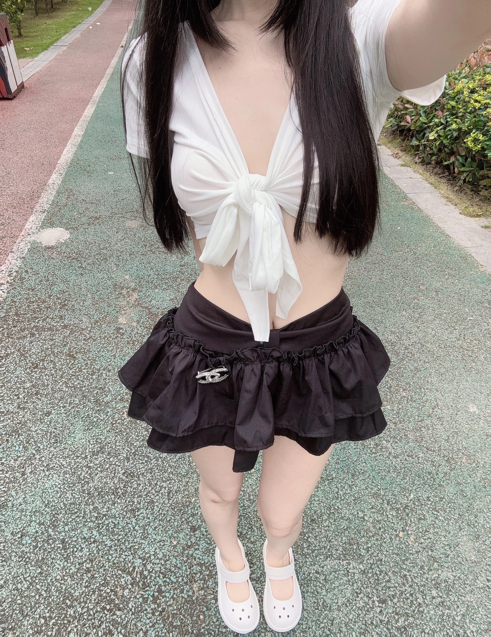 女人穿着一件白色衬衫,有一条弓绳。