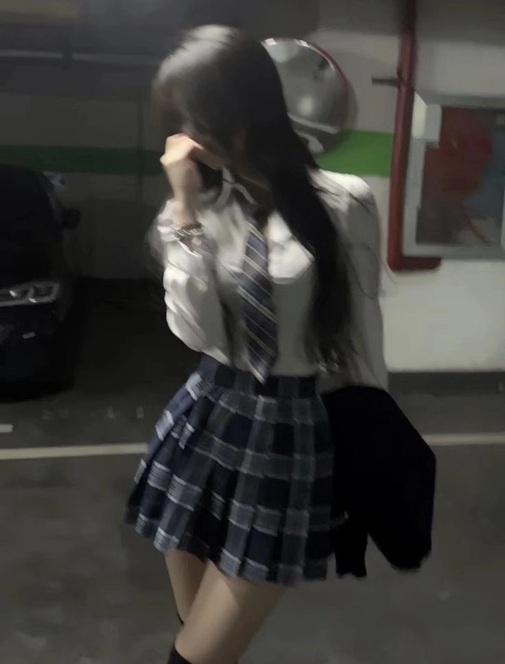 穿着蓝色的裙子和蓝色领带的女人。