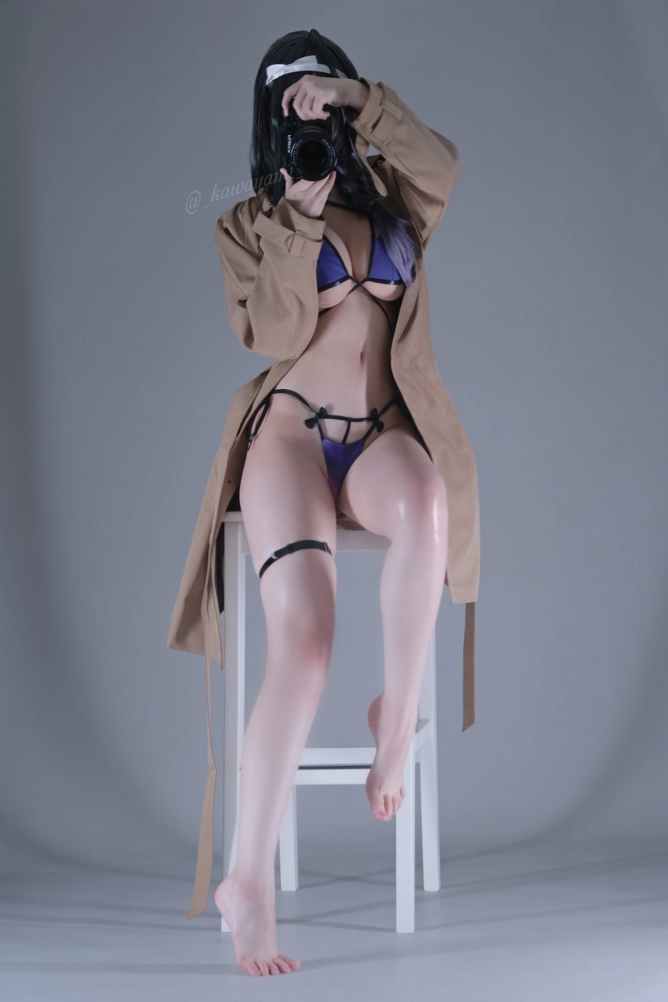 一位穿着棕色外套和黑色袜子的女人坐在椅子上。
