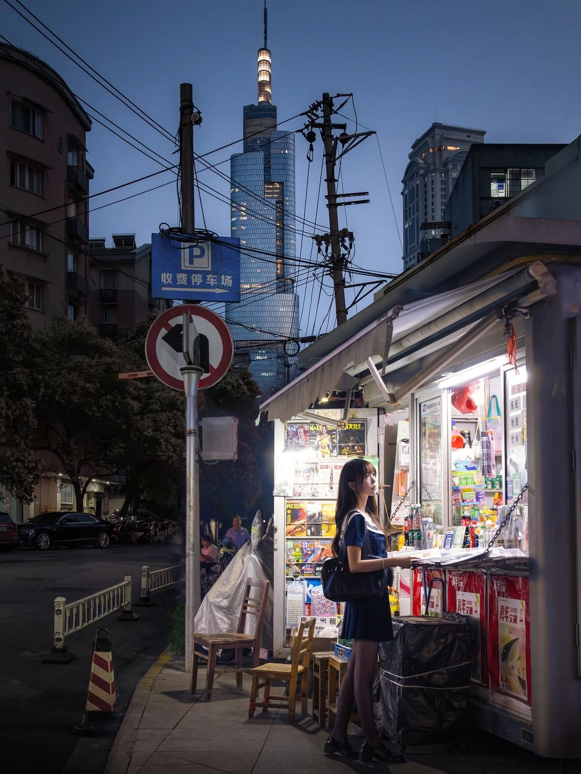 女人坐在一个圆形的物体上,拿着一本书。