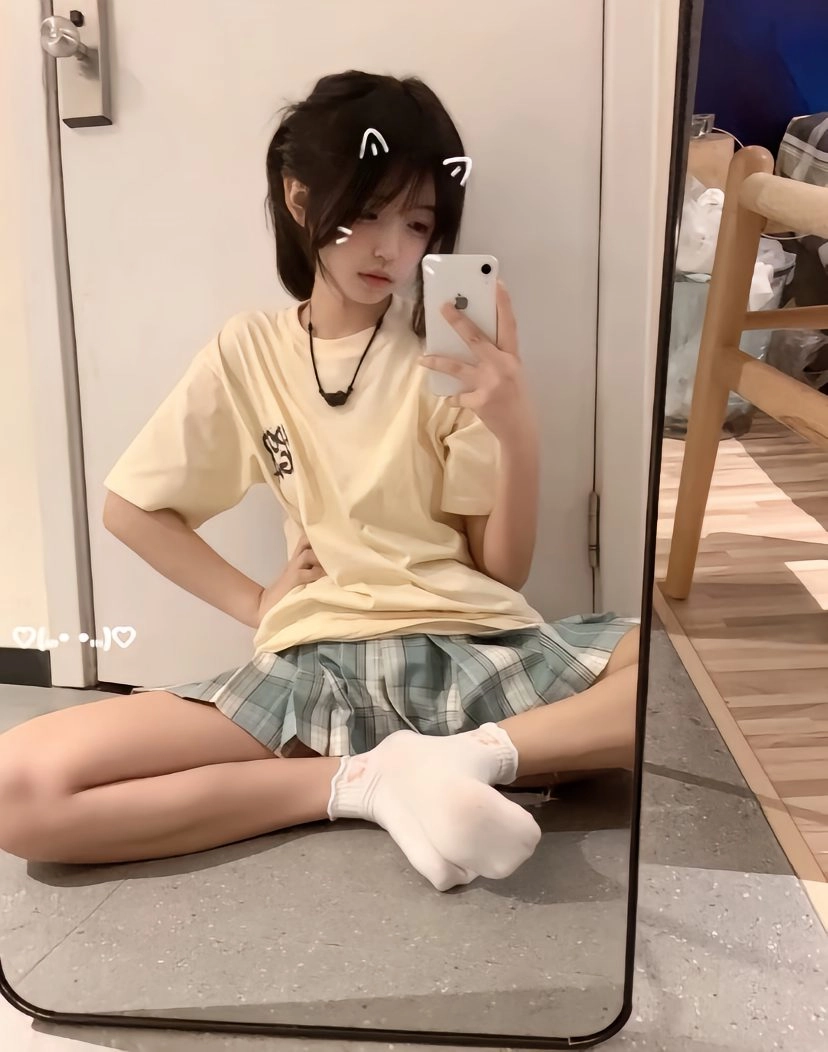 女孩用手机拍自拍。
