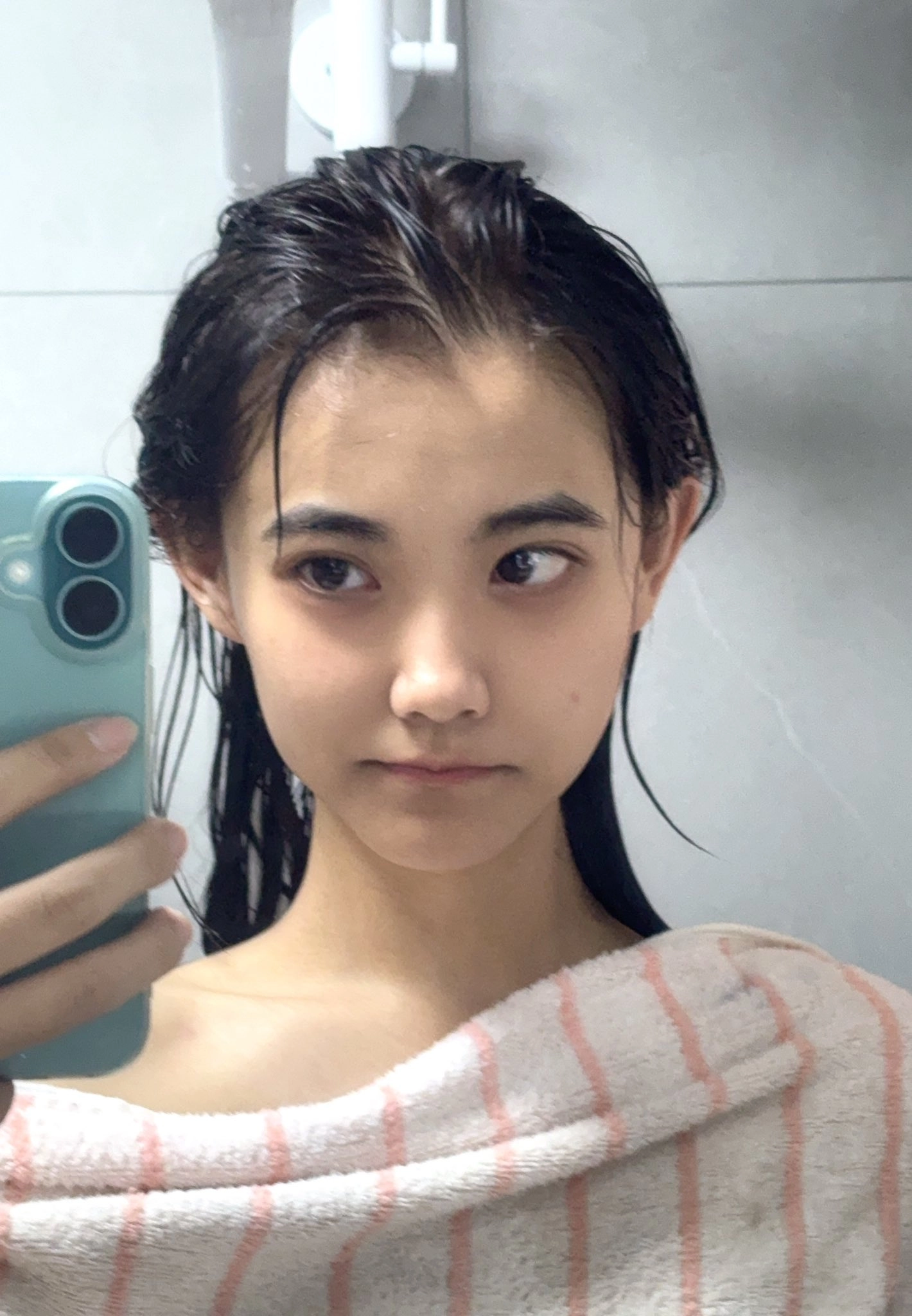 女人在镜子里拍个自拍。