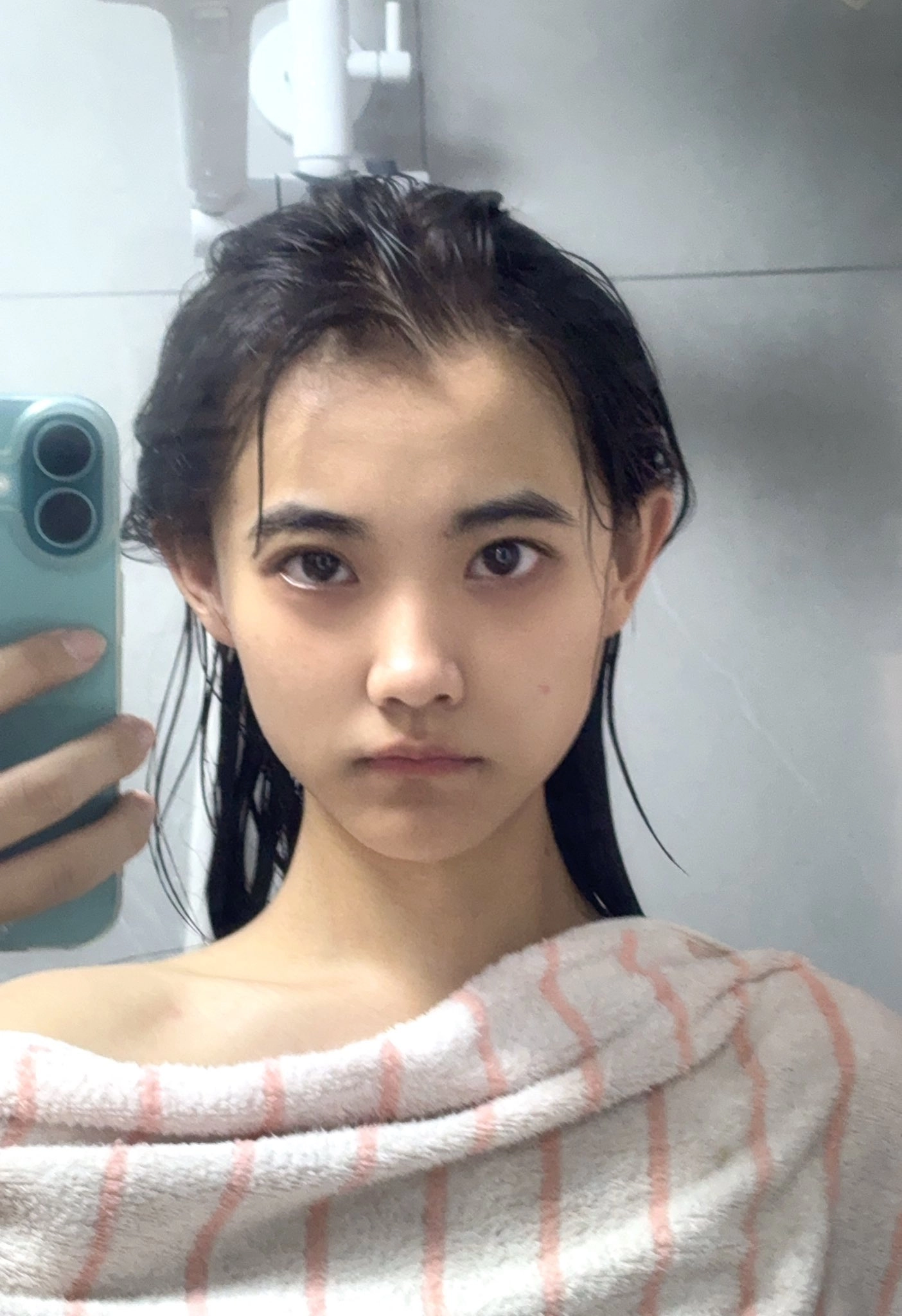女人在镜子里拍个自拍。