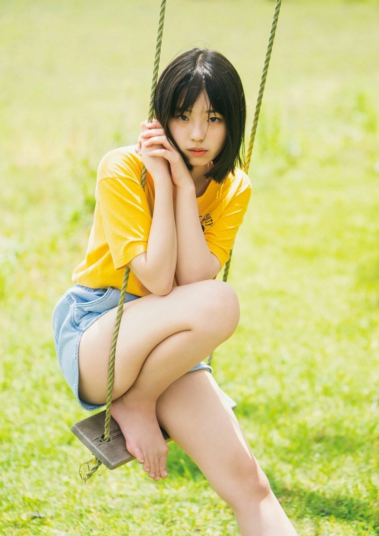 女孩坐在一个滑板上。