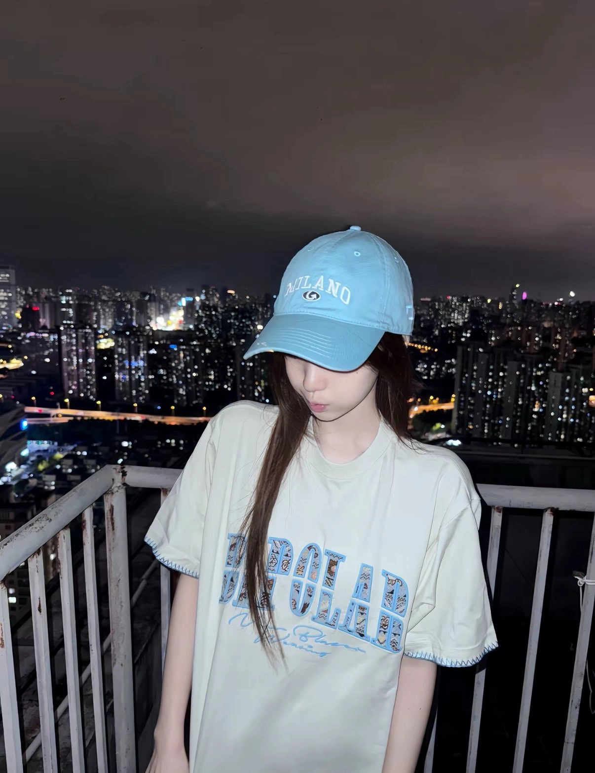 穿着蓝色帽子和白色衬衫的女人。