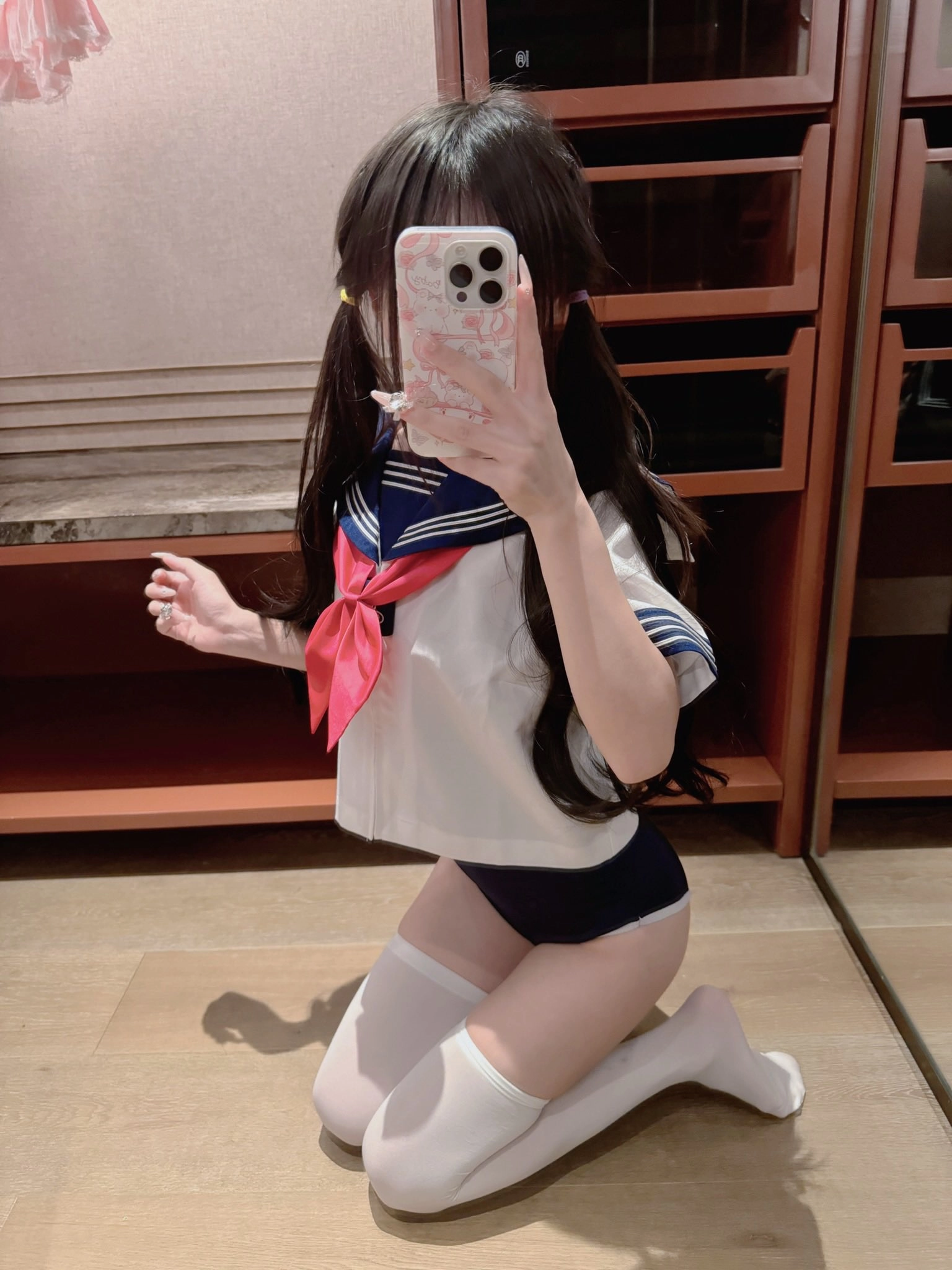 女孩拍自拍,头发上有一根粉红色的弓。