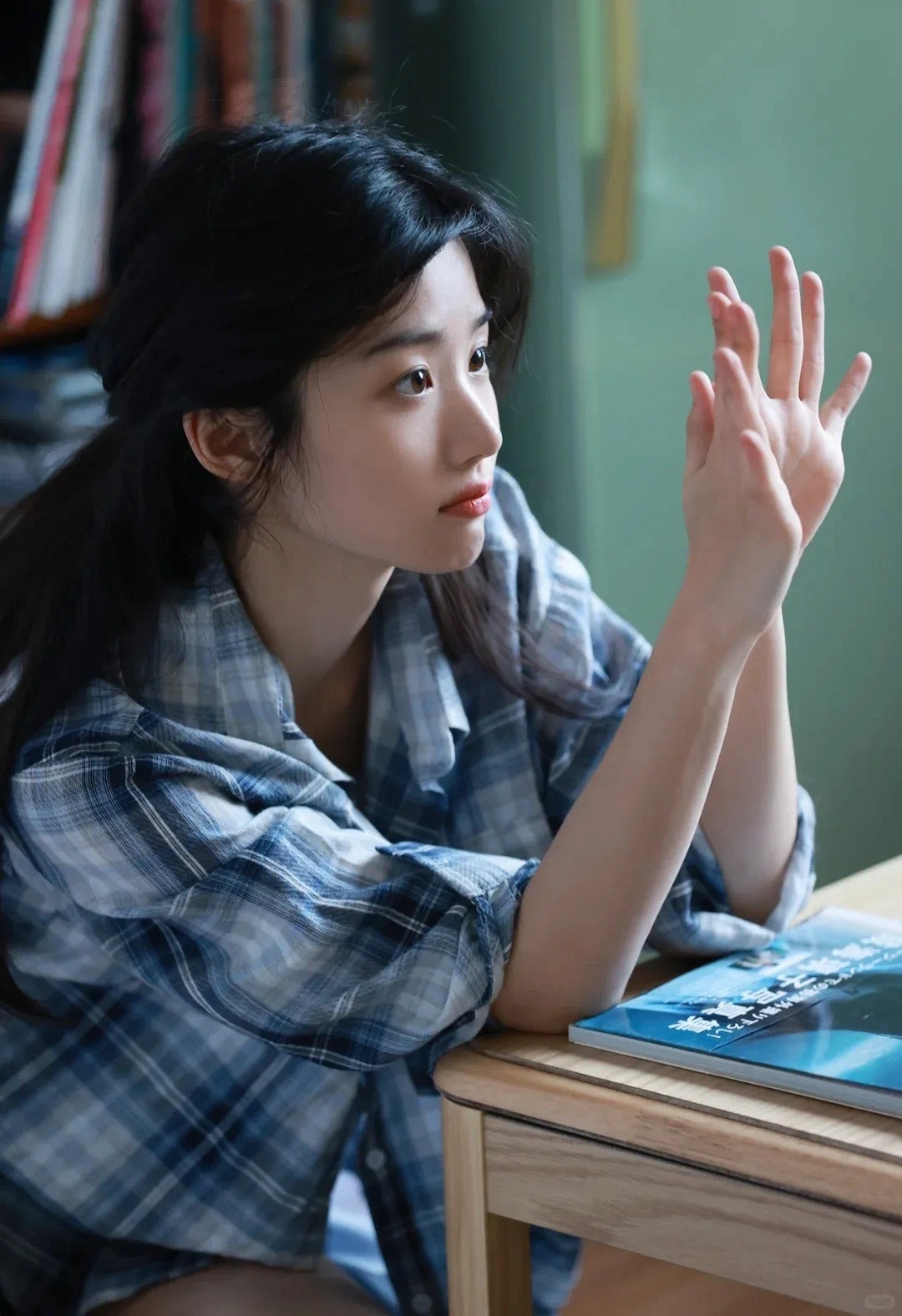 黑头发和蓝衬衫的女人。