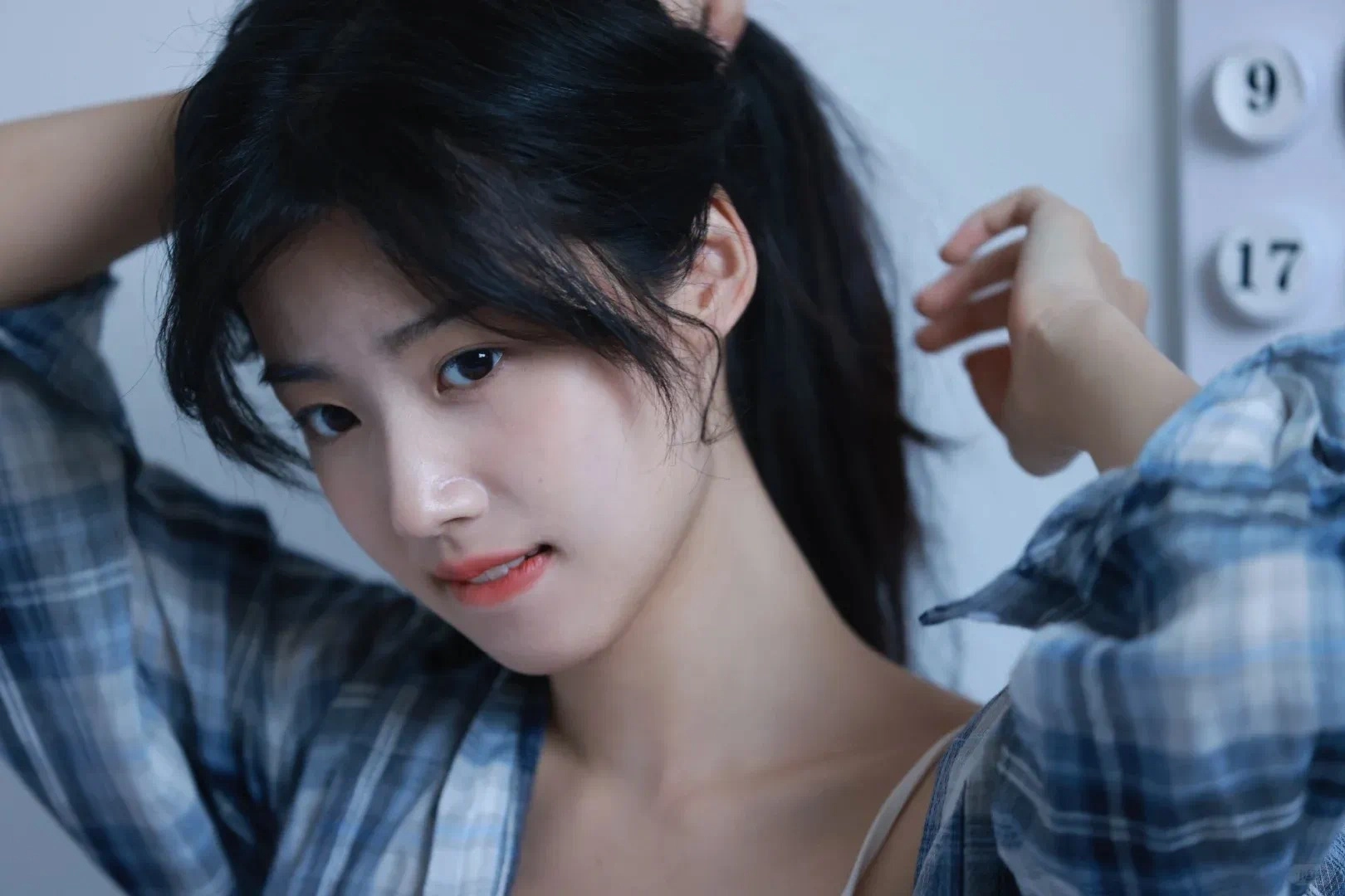 黑头发和蓝衬衫的女人。
