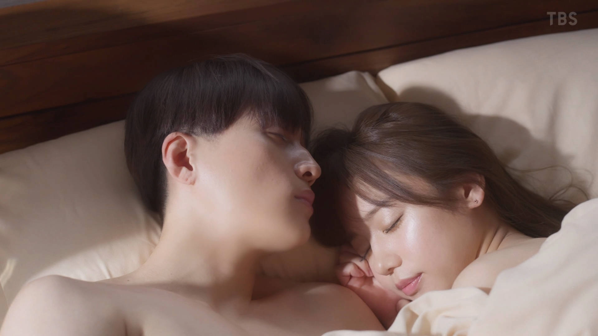 女人躺在床上,穿着一件白色衬衫。
