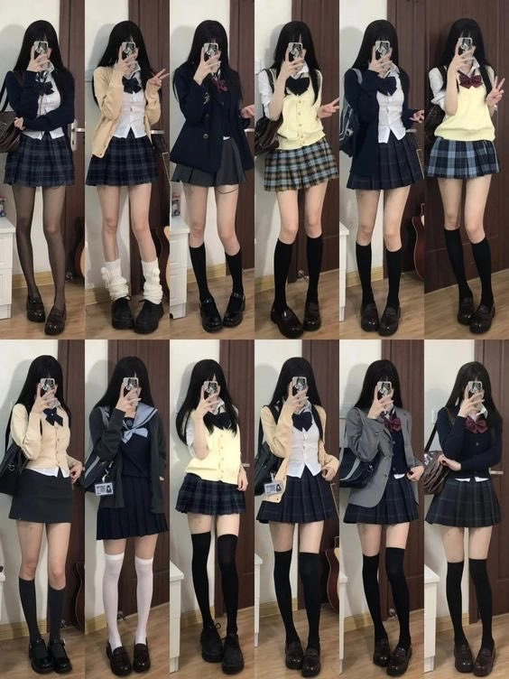 一群女孩拍自拍。