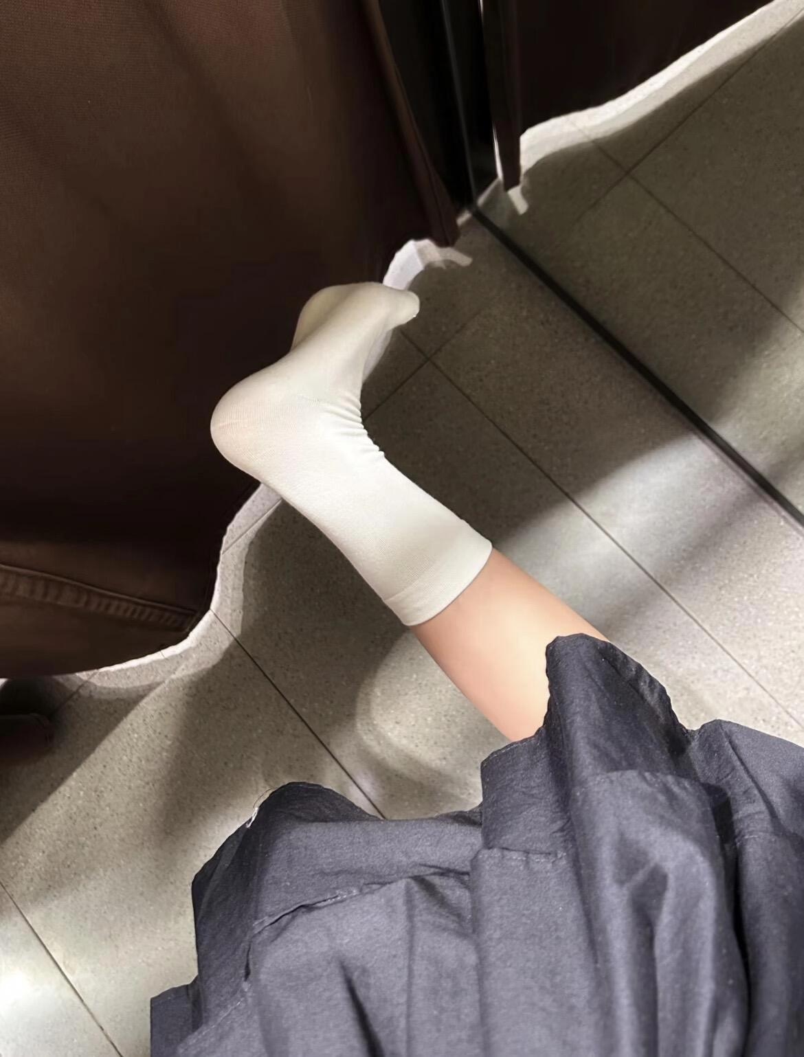 穿着白色袜子的人。