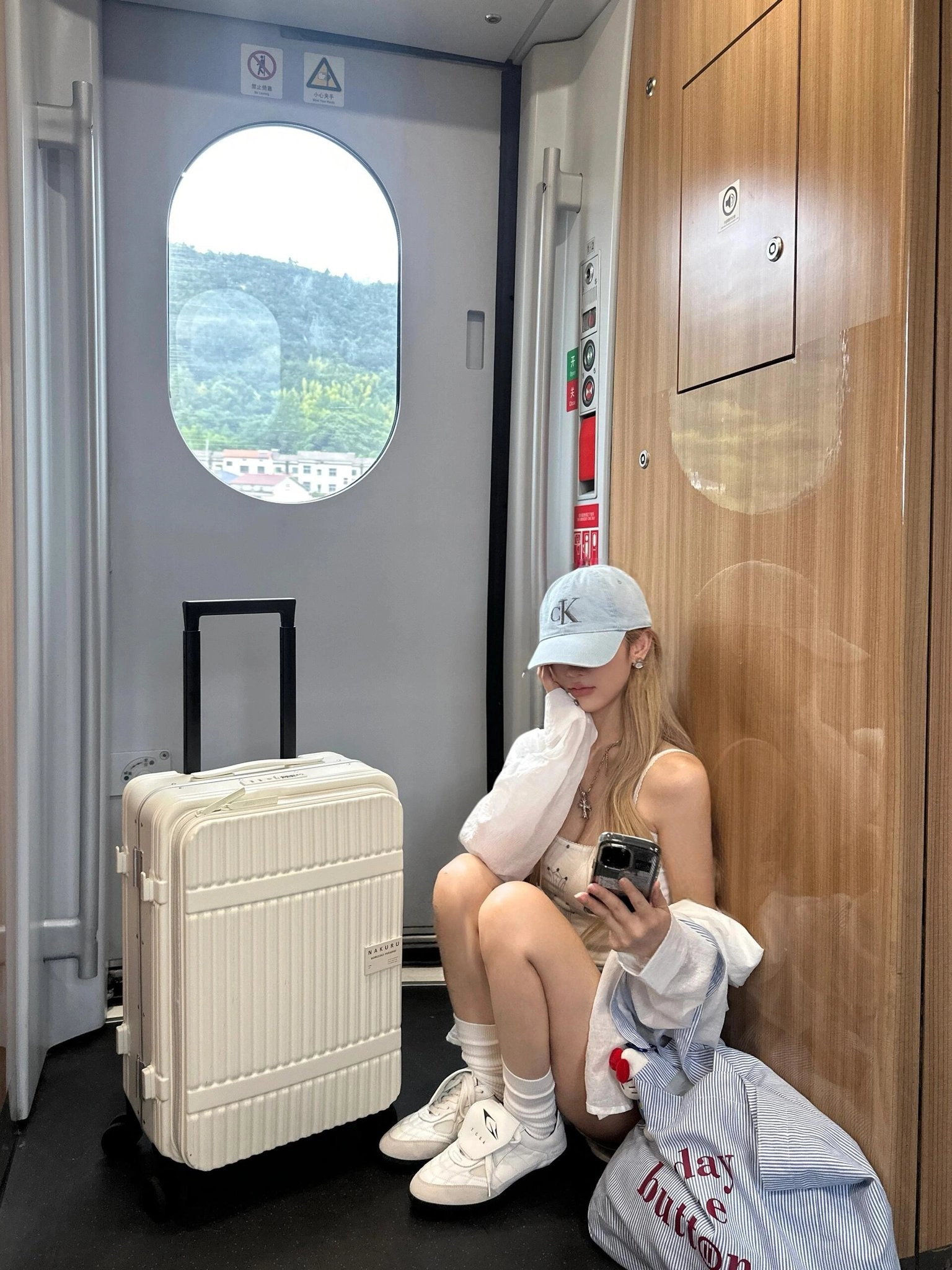 穿着白色衬衫和蓝色帽子的女人站在门口。