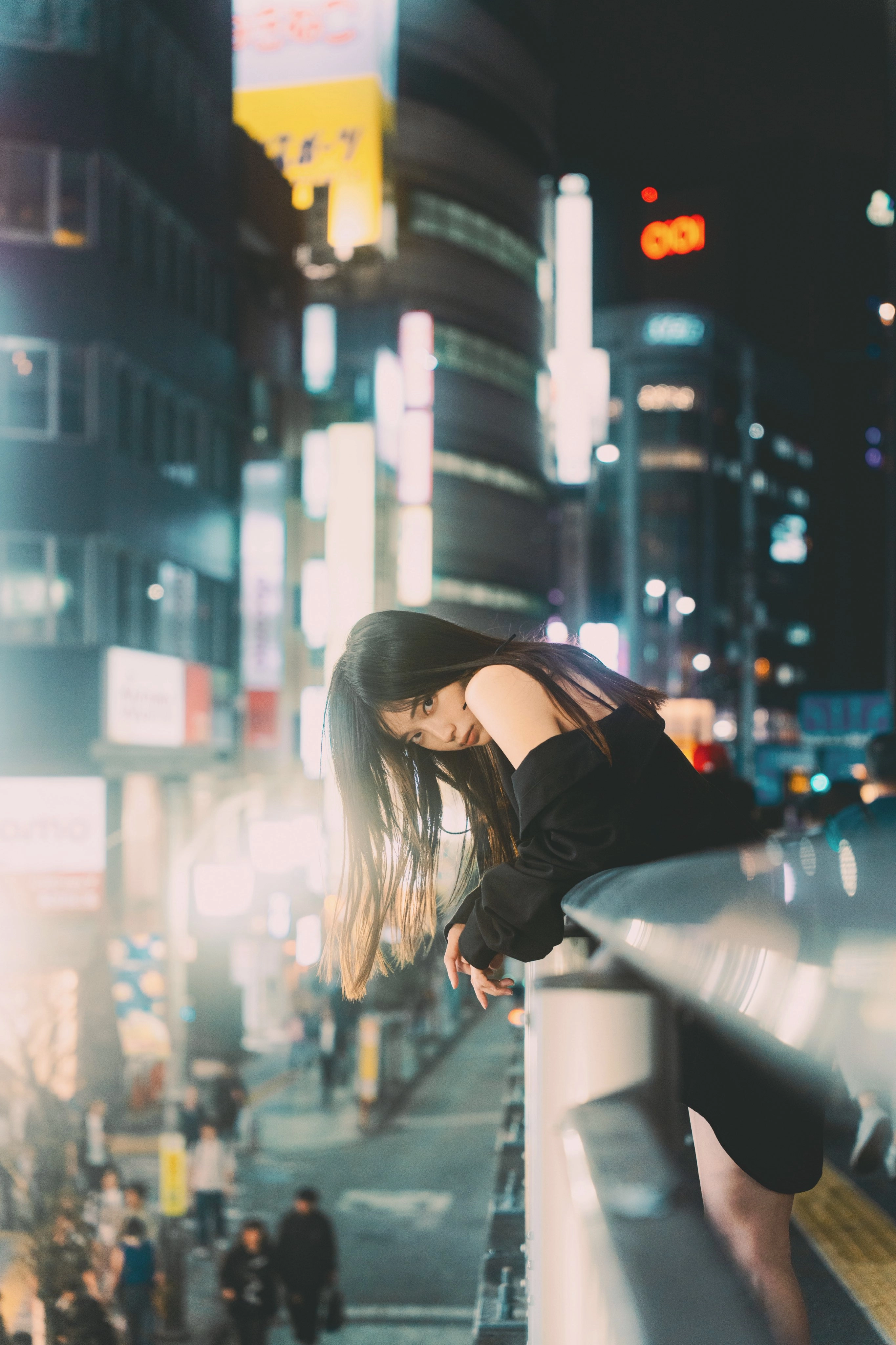 女人穿着黑色夹克,没有衬衫。