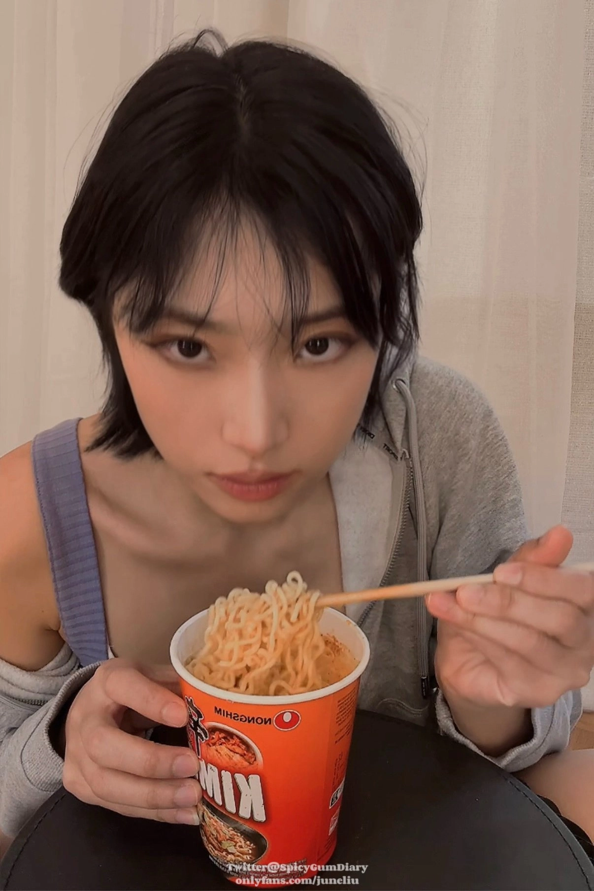 女人吃牛排。