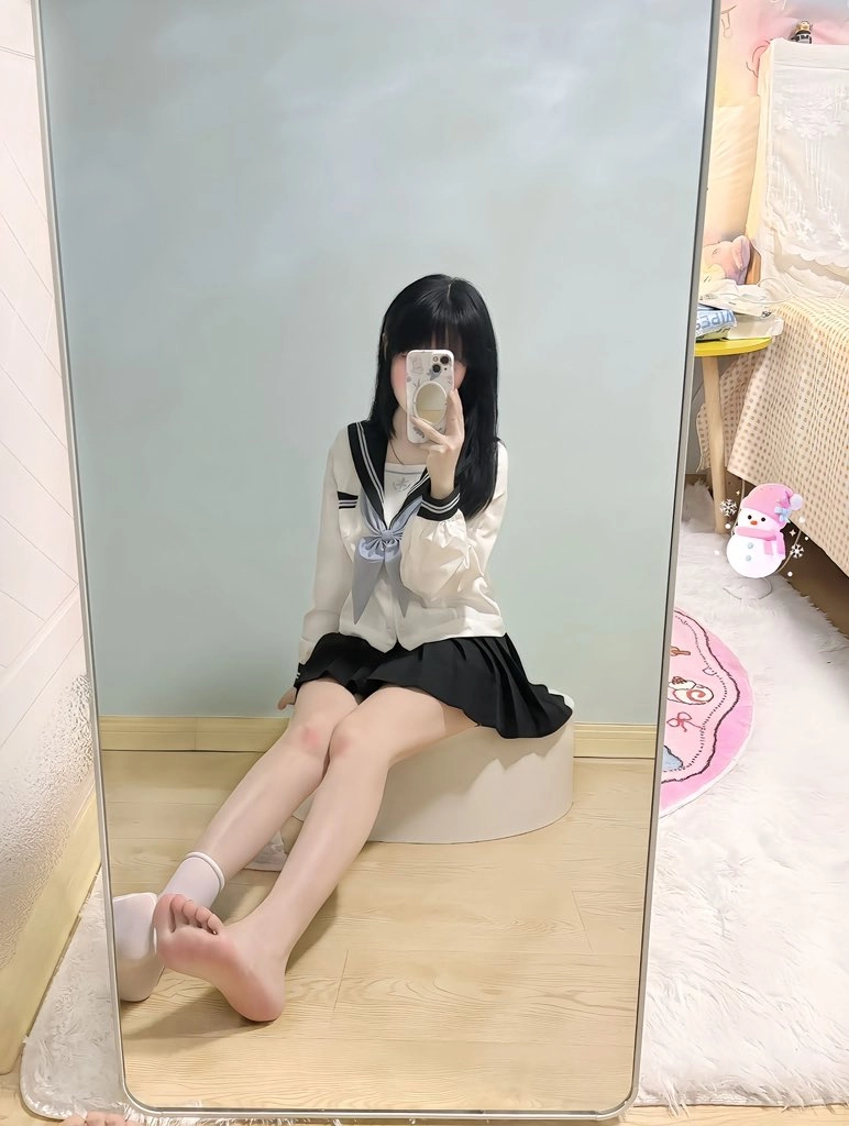 女孩在镜子前拍自拍。