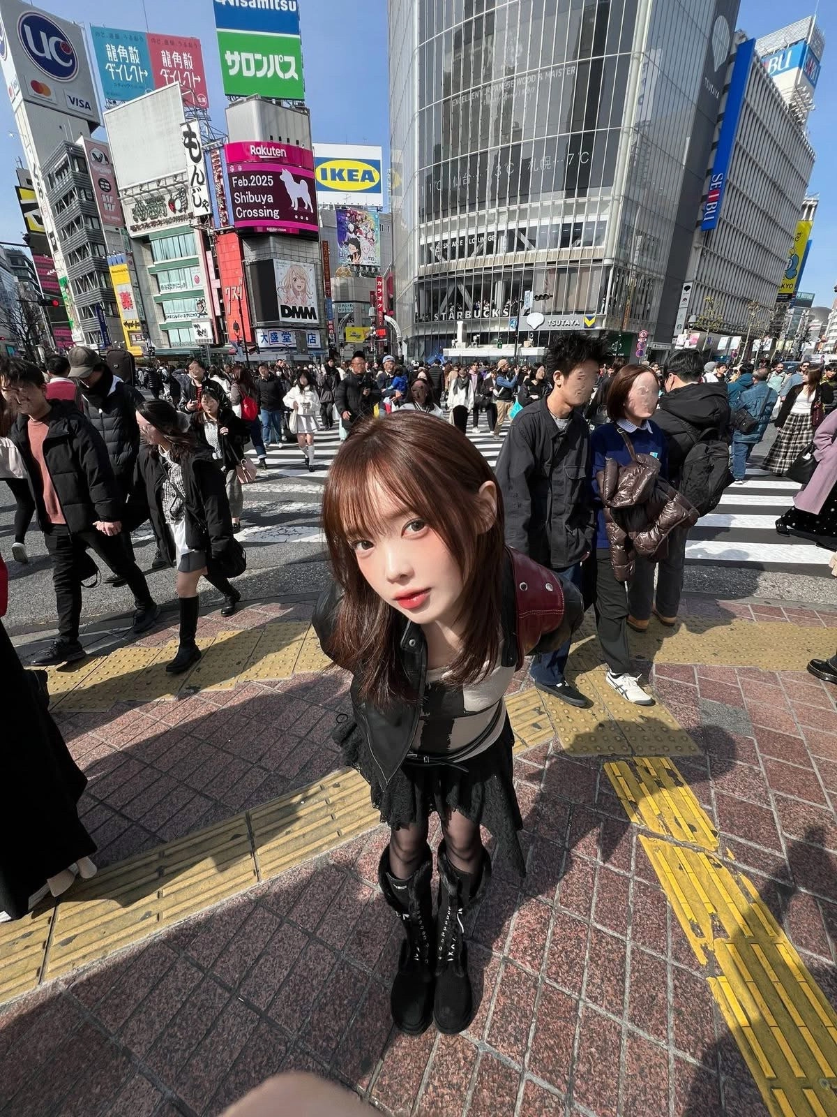 女人在拥挤的城市里为一张照片而姿态。