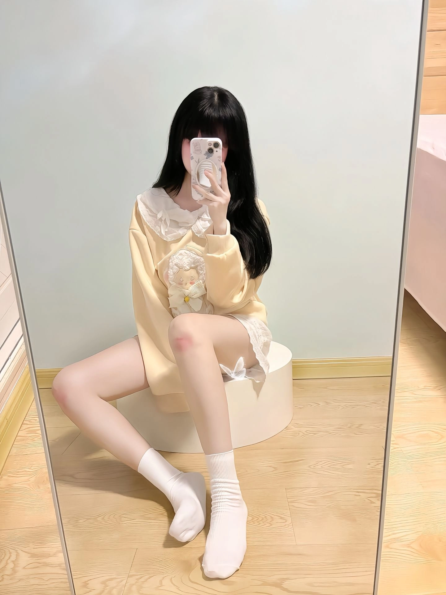 女人在镜子里拍自拍。