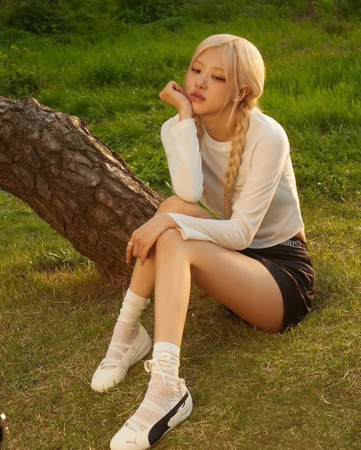 穿着白色衬衫和黑色裙子的女人拿着一个黑色钱包。