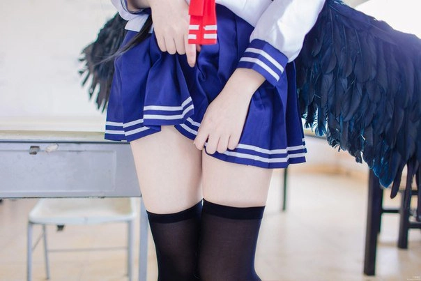 女人穿着蓝色和白色的水手的服装。