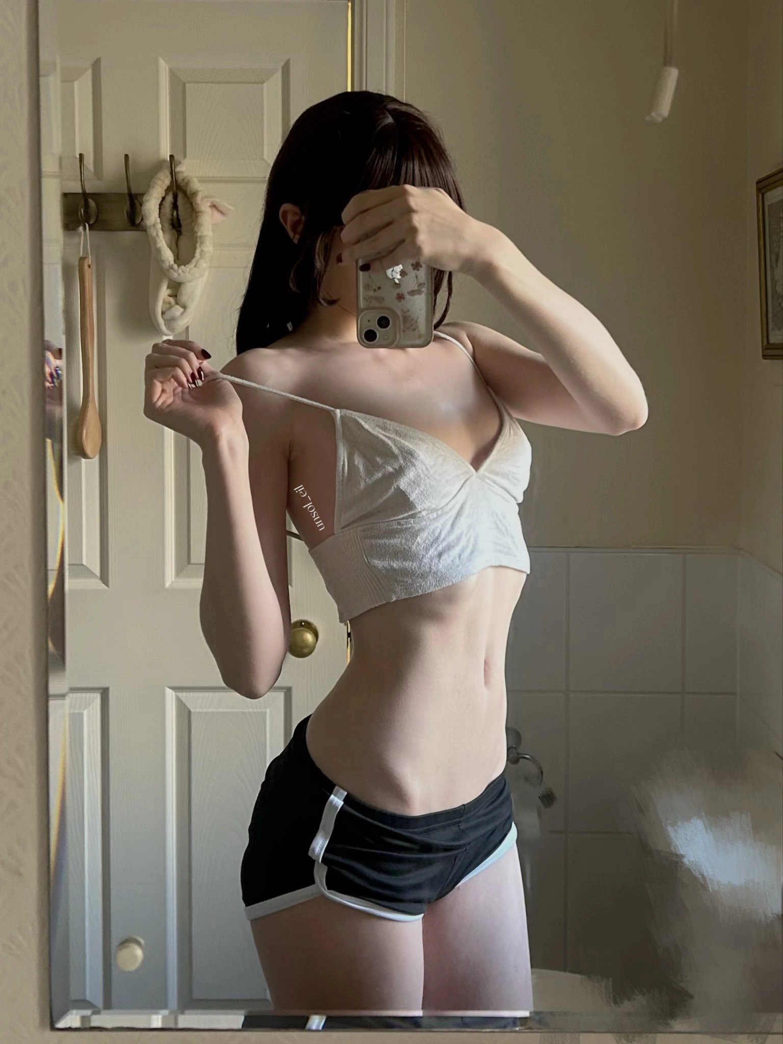 女人在浴室里拍个自拍。