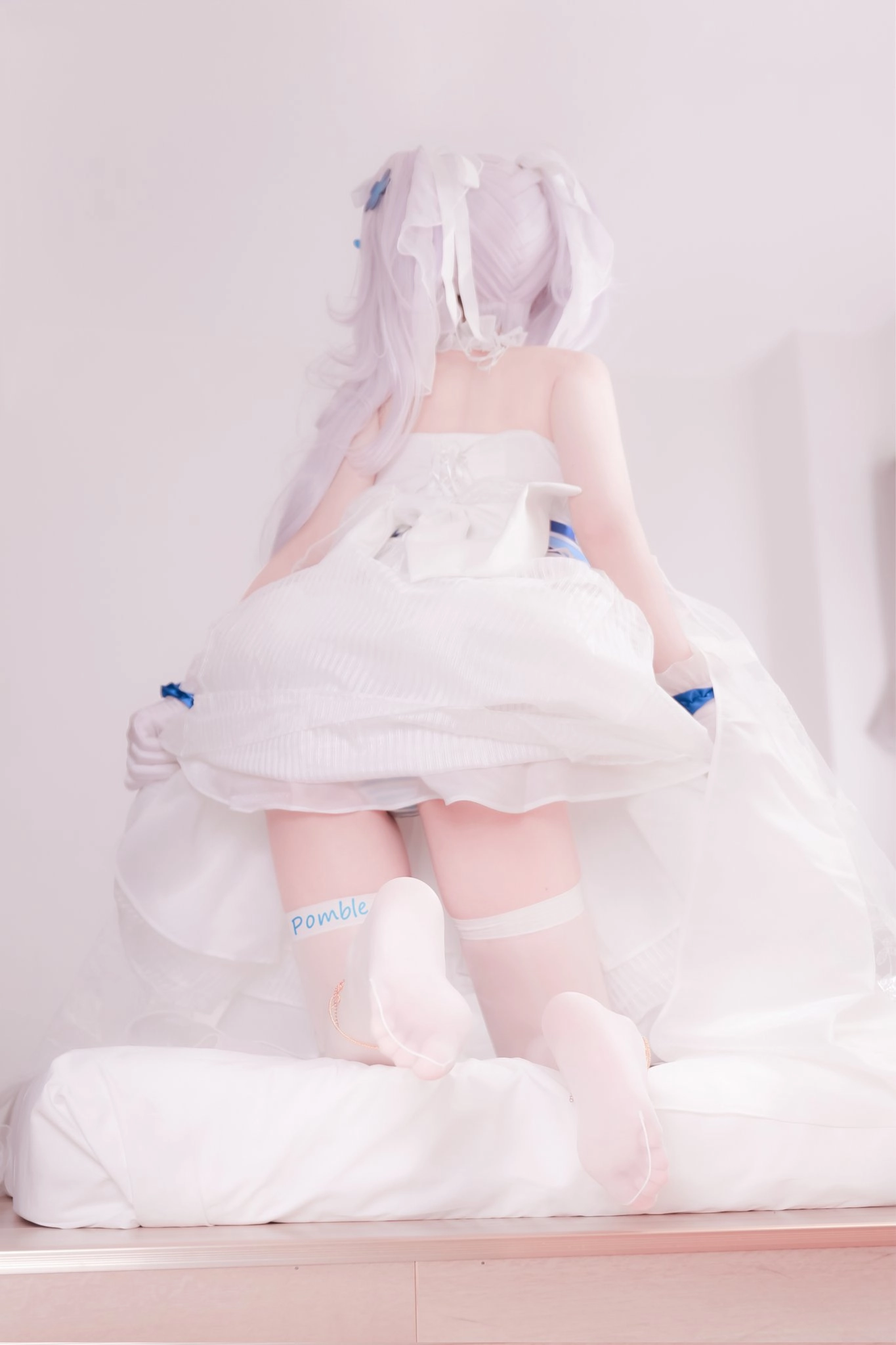 穿着白色衣服的女人为一张照片而立场。