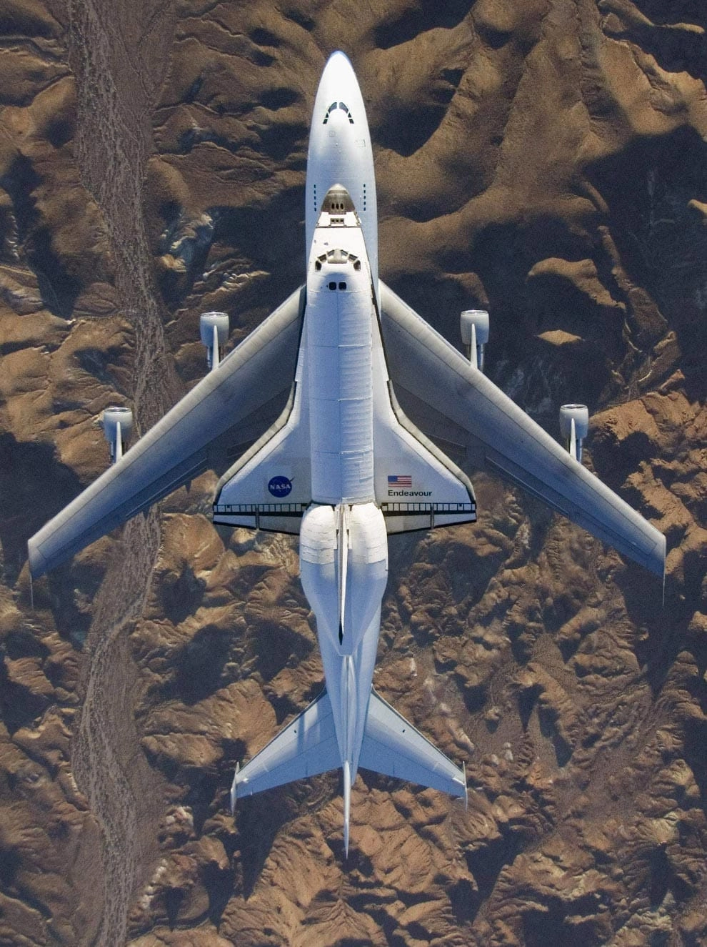 2008年12月，奋进号在波音747上飞越莫哈韦沙漠，飞往肯尼迪发射中心。