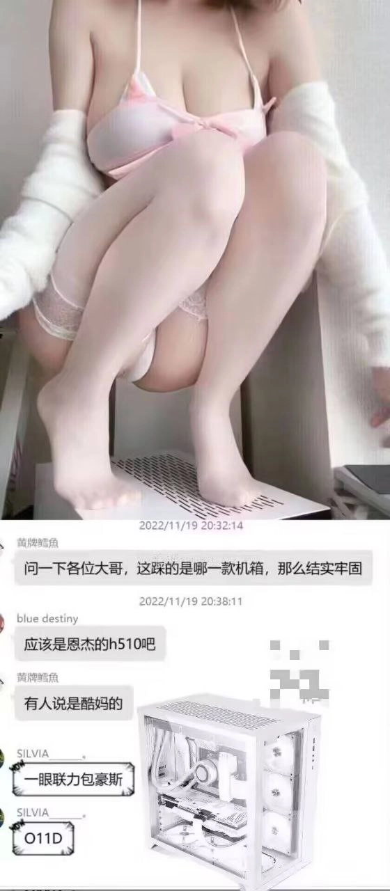 一个女人坐在椅子上,她的腿宽阔。