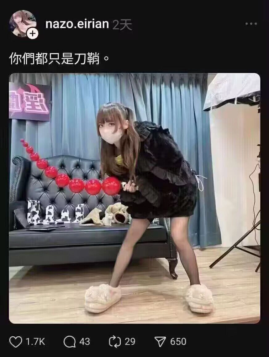 穿着黑色衣服的女人拿着一颗红色的球。