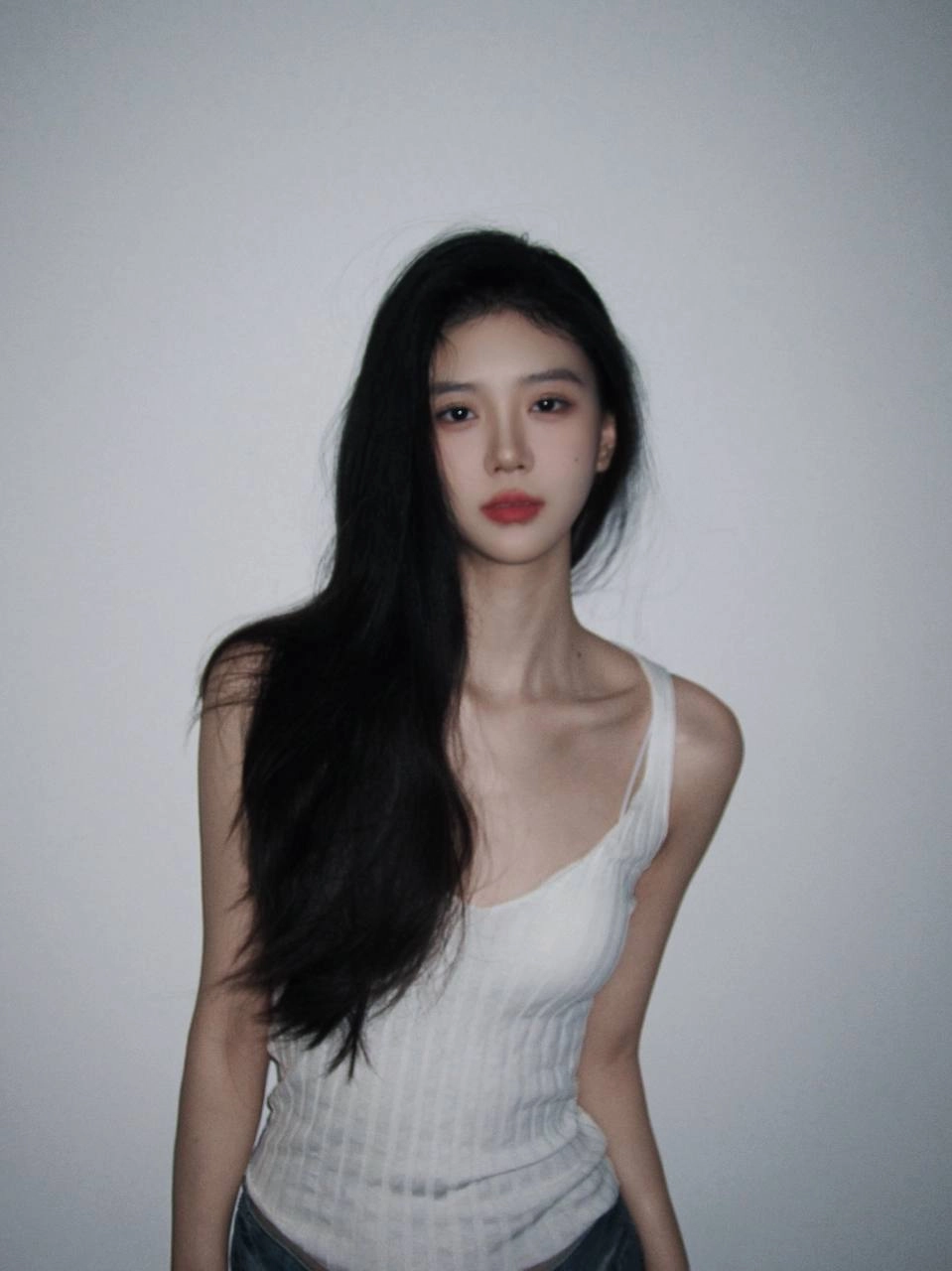 长黑头发和红嘴唇的女人。