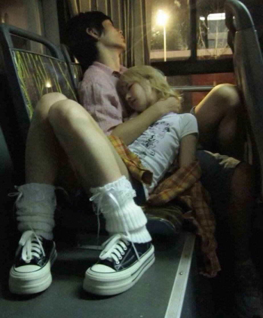 男孩和女孩在公交车上睡觉。