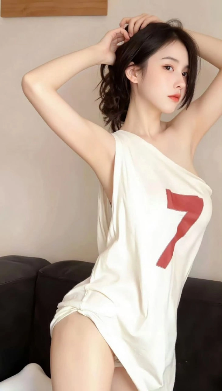 女人穿着一件白色衬衫,上面有7号。