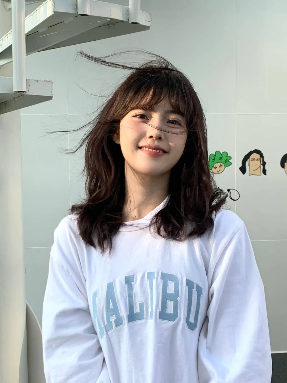 女人穿着一件白色衬衫,戴着一件白色衬衫。
